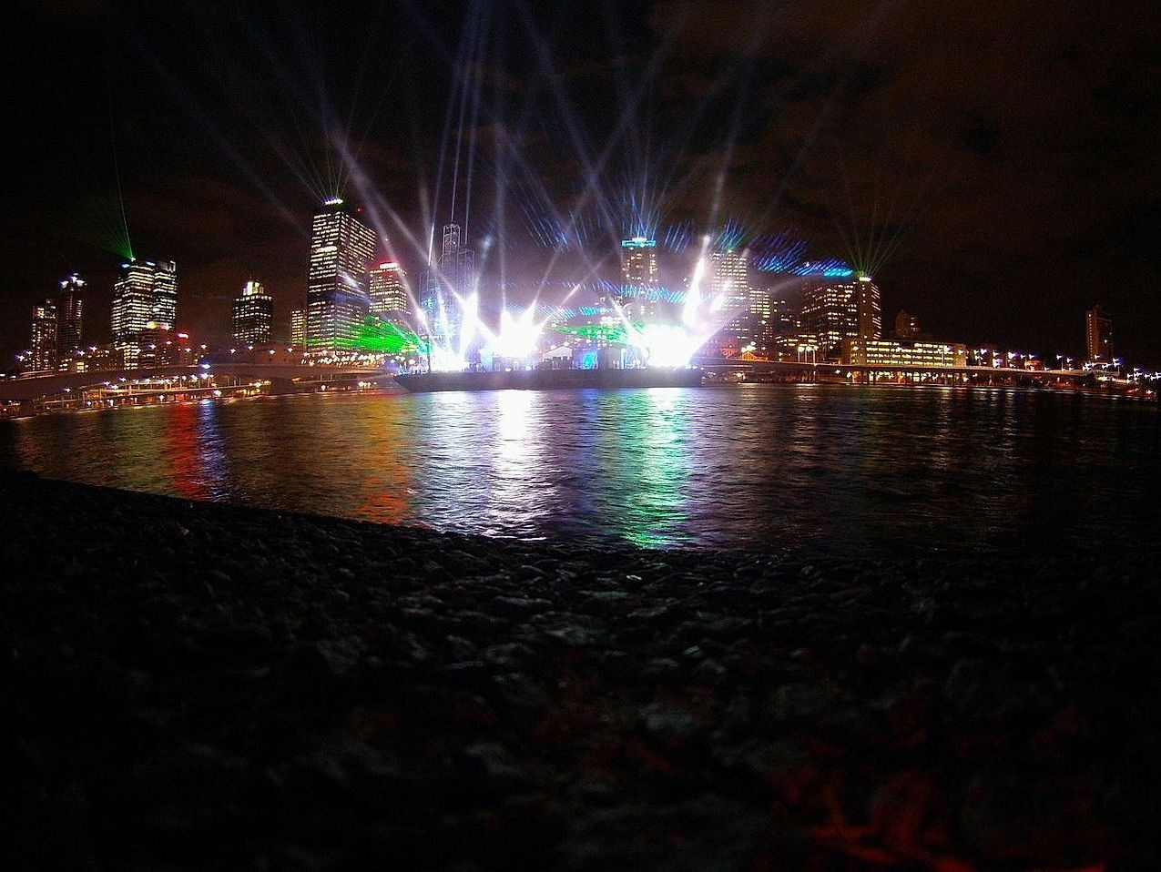 La arena vacía bajo luces estroboscópicas al máximo